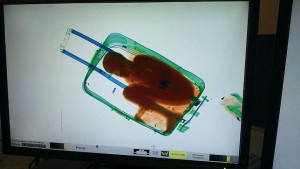 Imagen del niño dentro de la maleta detectado por el escáner de la aduana 