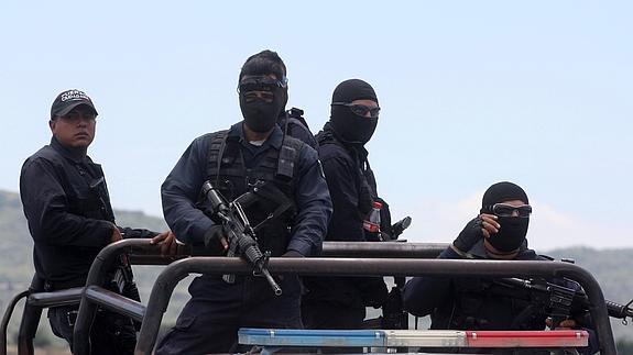 Un grupo de Federales mexicanos vigila la zona tras el enfrentamiento.