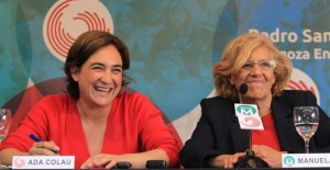 Ada Colau y Manuela Carmena, juntas en un acto de campaña. -
