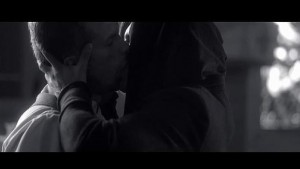 El vídeo muestra al cantante en una escena de sexo explícito con un cura frente a la mirada de los feligreses