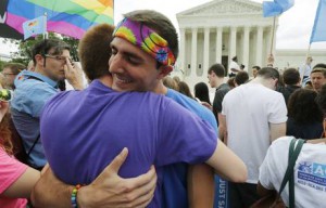 Dos gays celebran la decisión del Supremo de legalizar los matrimonios entre homosexuales en todo EE. UU., este viernes en Washington. 