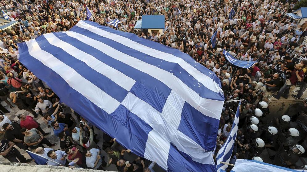 Portestas en Atenas con una bandera griega.