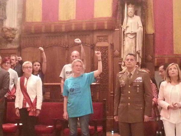 Radicales de Podemos y la CUP cantan con el puño en alto en un acto de clara simbología comunista y provocador junto al teniente general Ricardo Álvarez Espejon en el acto de toma de posesión de Ada Colau