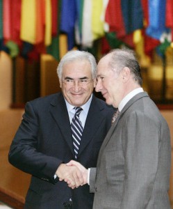 Imagen del traspaso de poderes entre Rato (presidente saliente del FMI), y Strauss-Kahn, en 2007.