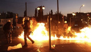Manifestantes lanzan cócteles molotov a la Policía en la céntrica plaza Syntagma de Atenas, este 15 de julio.