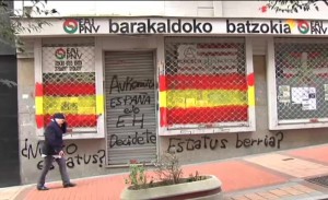 Banderas españolas en un batzoki del PNV en Baracaldo