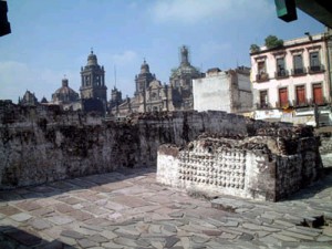 Significativa imágen, metáfora de la liberación de Méjico, la Catedral sustituyendo el Gran Teocalli, Templo Mayor azteca, lugar de asesinatos rituales 