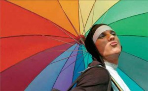 Un participante en el desfile del Orgullo Gay, disfrazado de monja.