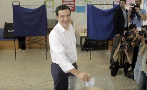 El presidente griego, Alexis Tsipras, deposita su voto este domingo en un colegio electoral de Atenas. 