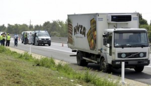 El camión frigorífico en el que viajaba un grupo de inmigrantes que murieron asfixiados permanece en un arcén de la autopista A4