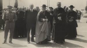 Mateo Múgica, cuando era obispo de Pamplona (entre 1924 y 1928), inaugurando un parque en Fuenterrabía: