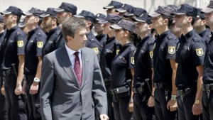 El director general de la Policía española, Ignacio Cosidó, pasa revista a efectivos policiales.