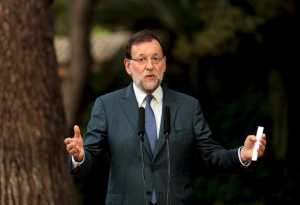 El presidente Rajoy gesticula durante su rueda de prensa después de su tradicional encuentro estival con el rey Felipe en el Palacio de Marivent, en Palma de Mallorca.