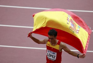 Miguel Ángel López entró en la meta con la bandera de España.