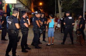 Miembros de la Policía Local durante una intervención en la Platja de Palma contra la 'colla' de trileros conocida como 'Los Bustamantes'.