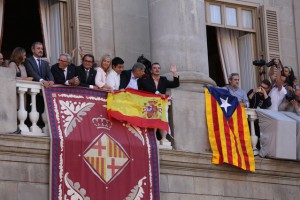 Alberto Fernández Díaz sostiene la bandera española, junto a Alfred Bosch, con la 'estelada'.