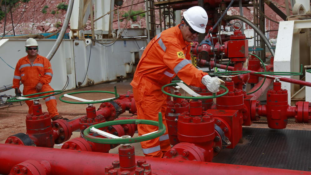 Operarios de Repsol en una nueva reserva de gas en Bolivia.