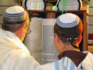 Dos judíos leyendo la Torah según la costumbre sefardí 