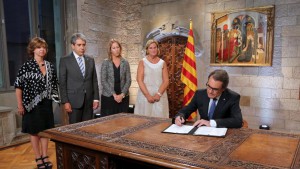 El presidente de la Generalitat de Cataluña, Artur Mas, en la firma de la convocatoria de elecciones autonómicas para el próximo 27 de septiembre. Leer más: Independencia de Cataluña: El derecho a decidir no existe en la nación española. Blogs de El Disparate Económico http://goo.gl/rXXwQZ