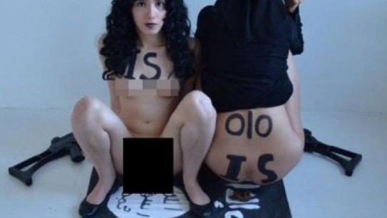 La feministas defecando sobre la bandera yihadista
