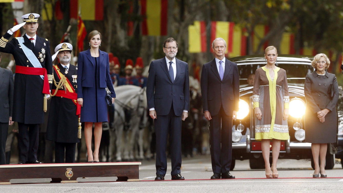 Los reyes, acompañados por Mariano Rajoy, Pedro Morenés, Cristina Cifuentes y Manuela Carmena