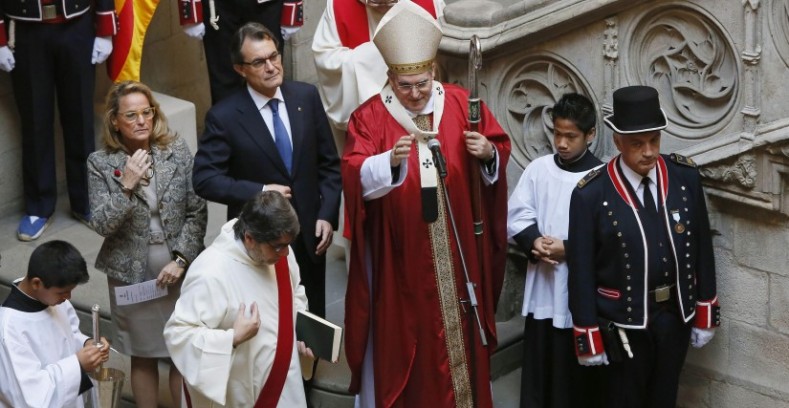 Mas, junto a su esposa Helena Rakosnik y el arzobispo de Barcelona, Martínez Sistach