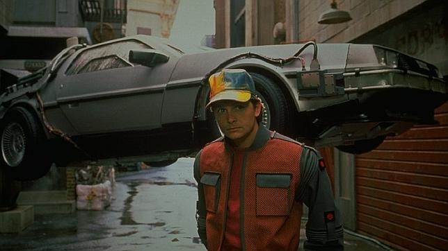 Michael J. Fox con el Delorian que llegaba al 2015 en "Regreso al futuro II"