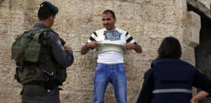 Policías registrando a un palestino en Jerusalén