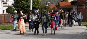 Refugiados aproximándose a la frontera croata-eslovena