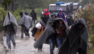 Refugiados dirigiéndose a la frontera de Serbia