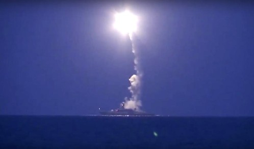 Imagen de uno de los barcos ruso de guerra lanzando misiles desde el mar Caspio
