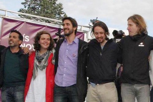 Pedro Palacio, en el centro, abrazado al líder de Podemos, Pablo Iglesias, en un acto de la formación morada en Castilla y León.