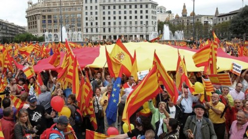 Catalanes en la plaza de Cataluña en contra de la independencia.