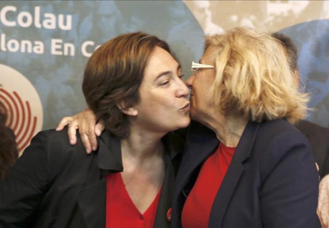 Ada Colau y Manuela Carmena se besan en un acto preelectoral.