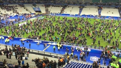 Los aficionados del Estadio de Francia aguardan en el césped