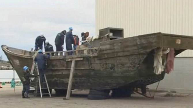 Uno de los barcos encontrados en Japón, con cadáveres en descomposiciónUno de los barcos encontrados en Japón, con cadáveres en descomposición