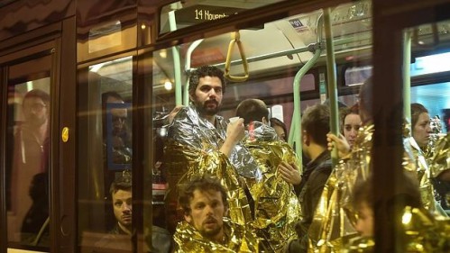 Jóvenes evacuados tras el ataque a la sala Bataclan de París