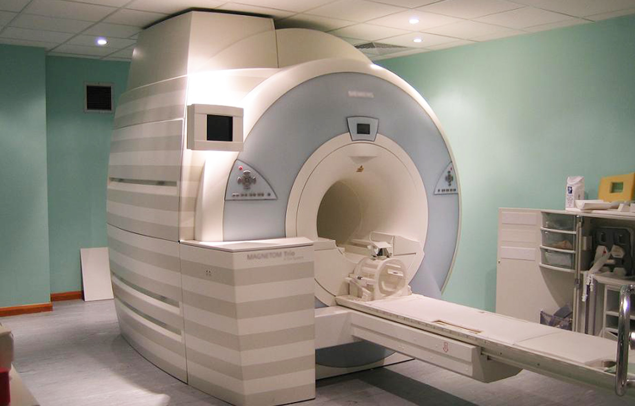 Un paciente acudió a someterse a una resonancia magnética y quedó encerrado en el escáner durante más de dos horas.