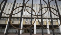 Una vista de la entrada a la sede del Comité Olímpico ruso en Moscú, con los cinco aros olímpicos.