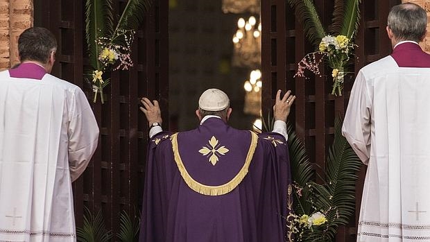 El Papa Francisco abre la puerta santa de la catedral de Bangui con motivo del Año de la Misericordia