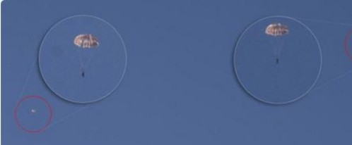 Imagen de televisión de dos pilotos tras saltar del avión