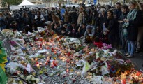 Velas, flores y oraciones para recordar a las víctimas del terrorismo en la sala Bataclan