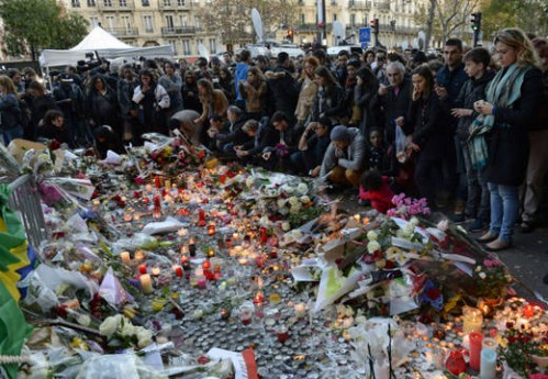 Velas, flores y oraciones para recordar a las víctimas del terrorismo en la sala Bataclan