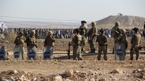 Gendarmes turcos vigilan ante el retorno de militantes del ISIS desde Siria. 