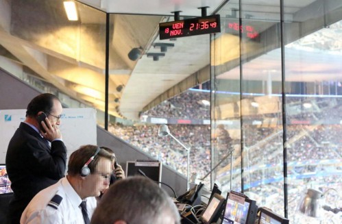 François Hollande atiende en el Stade France la llamada que le informa sobre los ataques. 