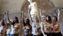 Activistas de Femen Francia en el museo del Louvre de París