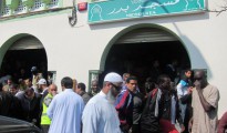 Musulmanes acuden al rezo en la mezquita de Tarrasa.