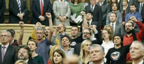 parlamento_catalan_puno_en_alto_0