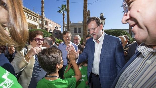 El presidente del Gobierno, Mariano Rajoy (2d),, con el portavoz del PP en el Congreso Rafael Hernando (c)