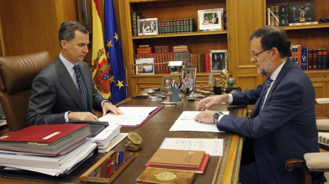 El Rey Felipe VI y el presidente del Gobierno, Mariano Rajoy (d), tratando la resolución independentista de Cataluña.